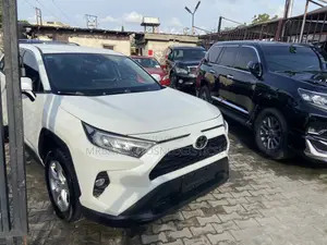 Toyota RAV4 XLE Premium 2021 White