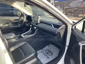 Toyota RAV4 XLE Premium 2021 White