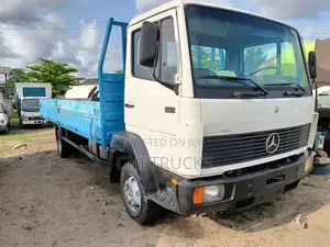 Mercedes Benz German Truck 6 Cylinder Engine 20 Feet Long