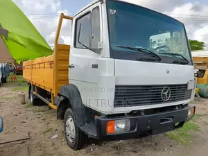 Mercedes Benz 814 Truck 6 Cylinder Engine 20 Feet Long