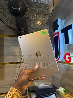 Photo - Apple iPad 9.7 128 GB Silver