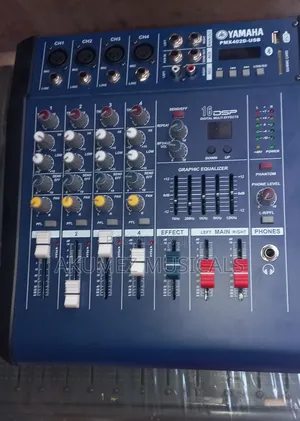 Photo - Yamaha Powered Mixer 402 D Usb