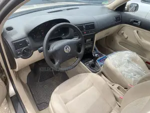 Volkswagen Golf 1.6 2001 Gold