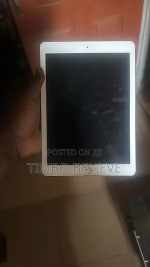 Photo - Apple iPad 9.7 32 GB