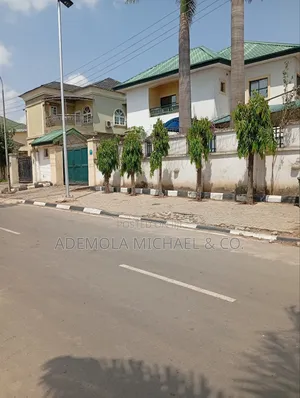 5bdrm Duplex in Zone for sale