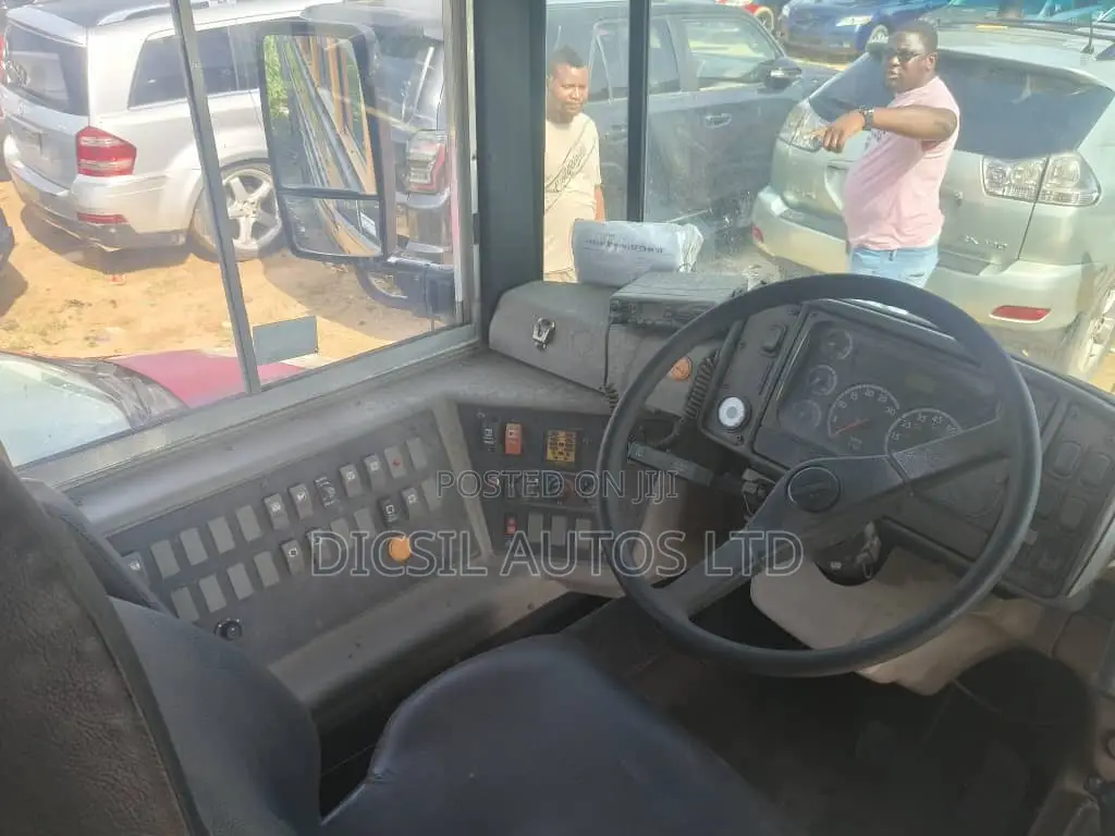 Freightliner M1235 2007 Yellow