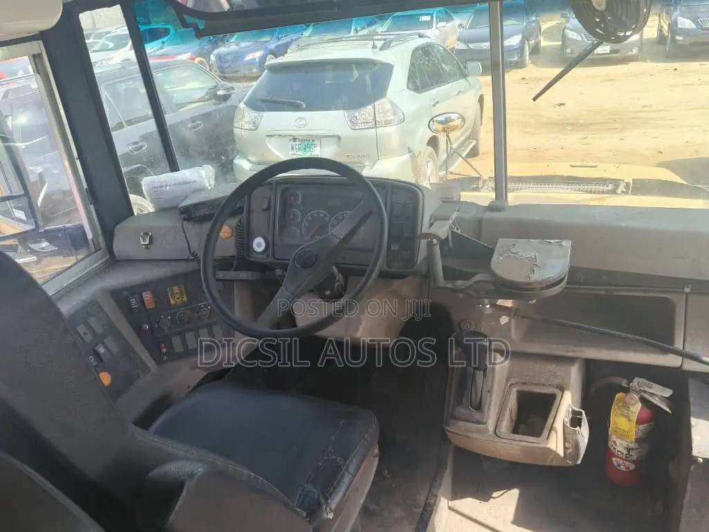 Freightliner M1235 2007 Yellow