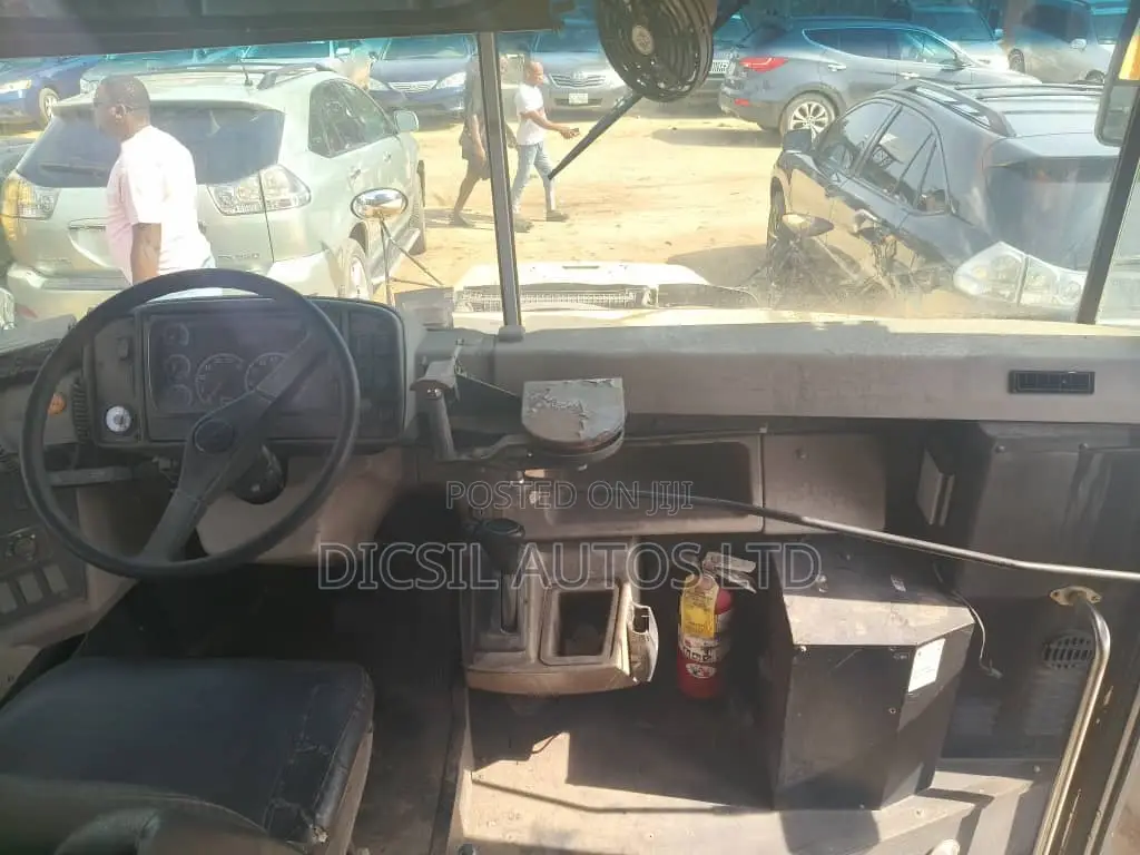 Freightliner M1235 2007 Yellow