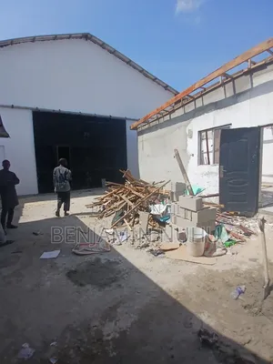 A Massive Warehouse Facing Lekki-Epe Expressway for Lease