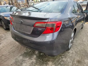 Toyota Camry SE 4dr Sedan w/Prod. End 11/13 (3.5L 6cyl 6A) 2014 Gray