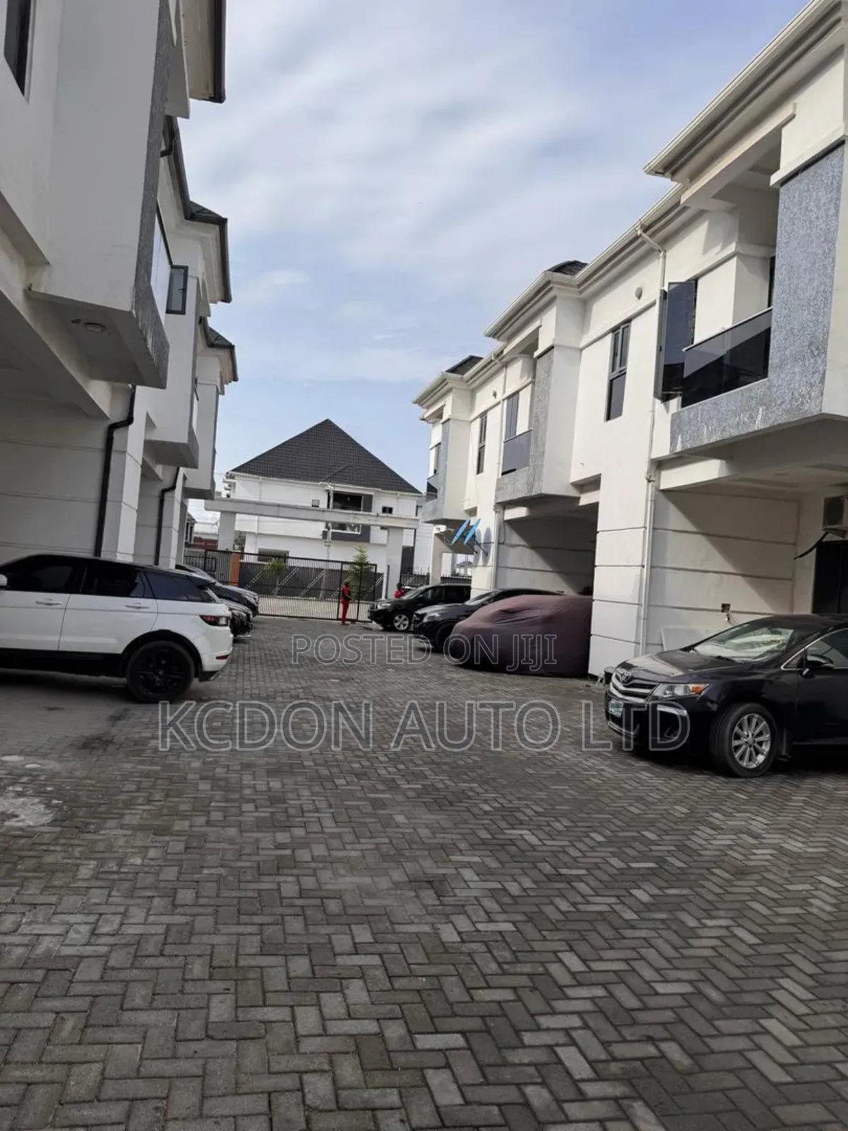 1bdrm Room & Parlour in Royal Pine, Chevron for rent