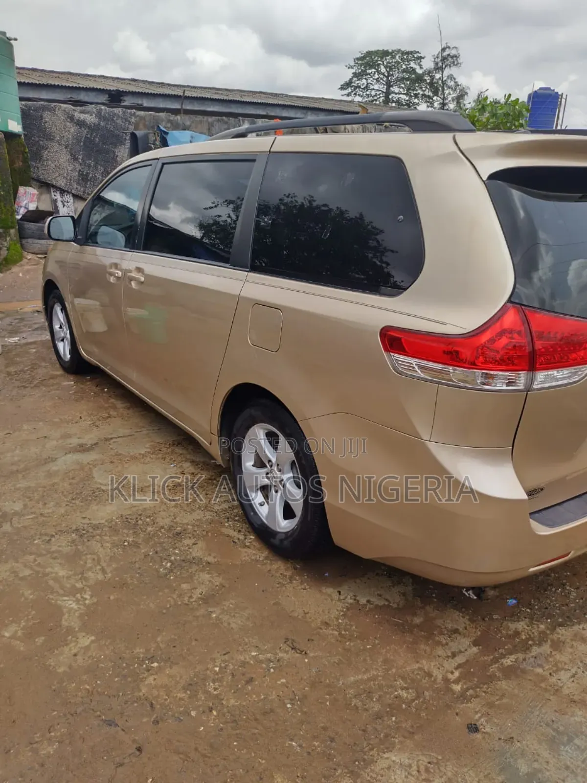 Clean Sienna Bus for Hire