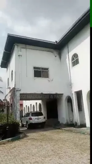 7bdrm Duplex in An Estate  At Trans for rent