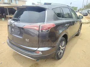 Photo - Toyota RAV4 XLE AWD (2.5L 4cyl 6A) 2017 Gray