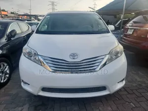Toyota Sienna LE 7-Passenger 4dr Minivan AWD (3.5L 6cyl 6A) 2014 White