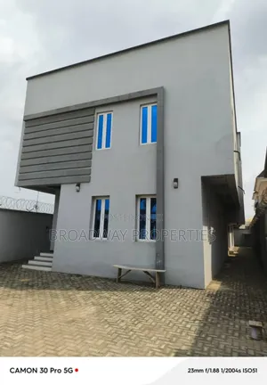 5bdrm Duplex in Magodo Phase2 for rent
