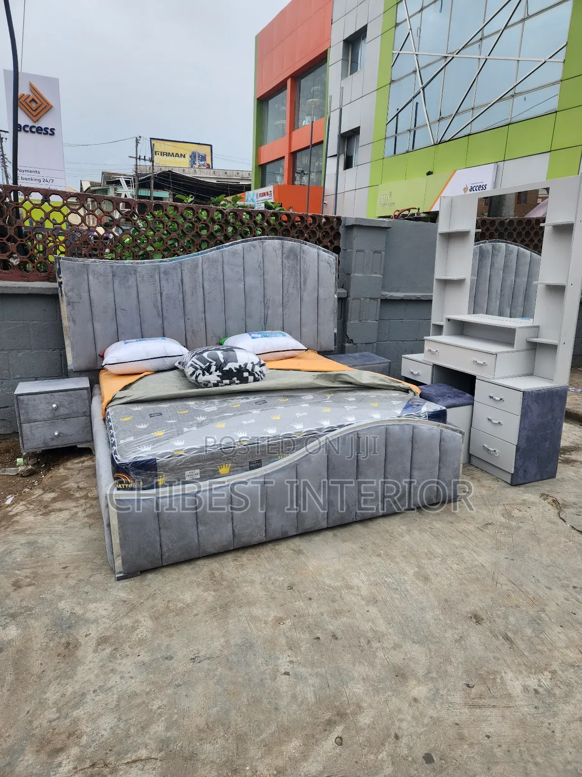 Luxury 5ft Tall Padded Bed Stand.