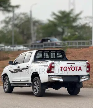 Photo - Toyota Hilux 2021 White