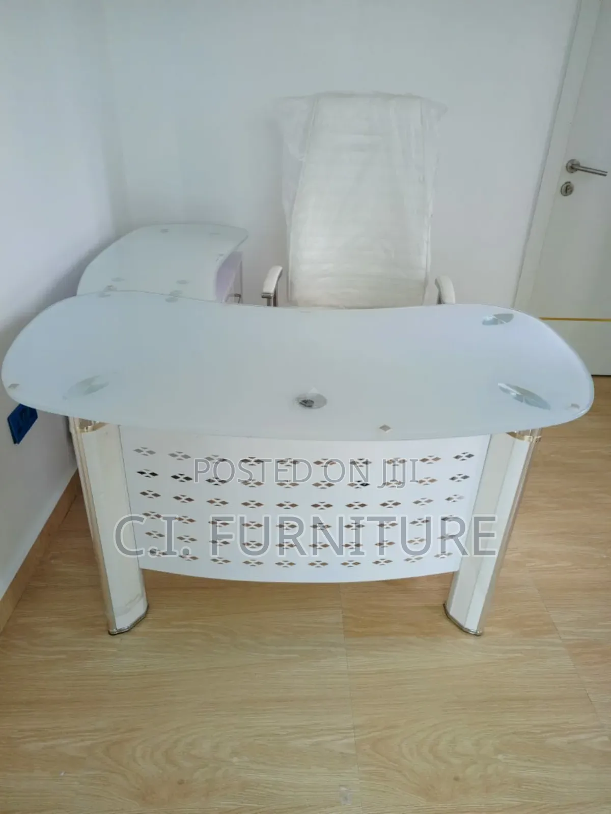Good Reception Glass Desk for People's Favourite