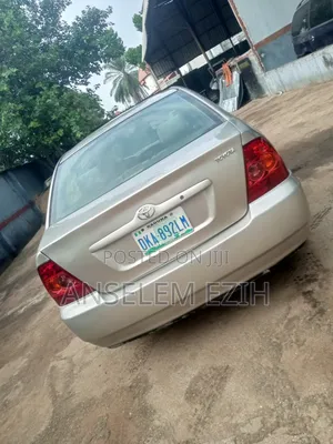 Photo - Toyota Corolla 2001 Gold