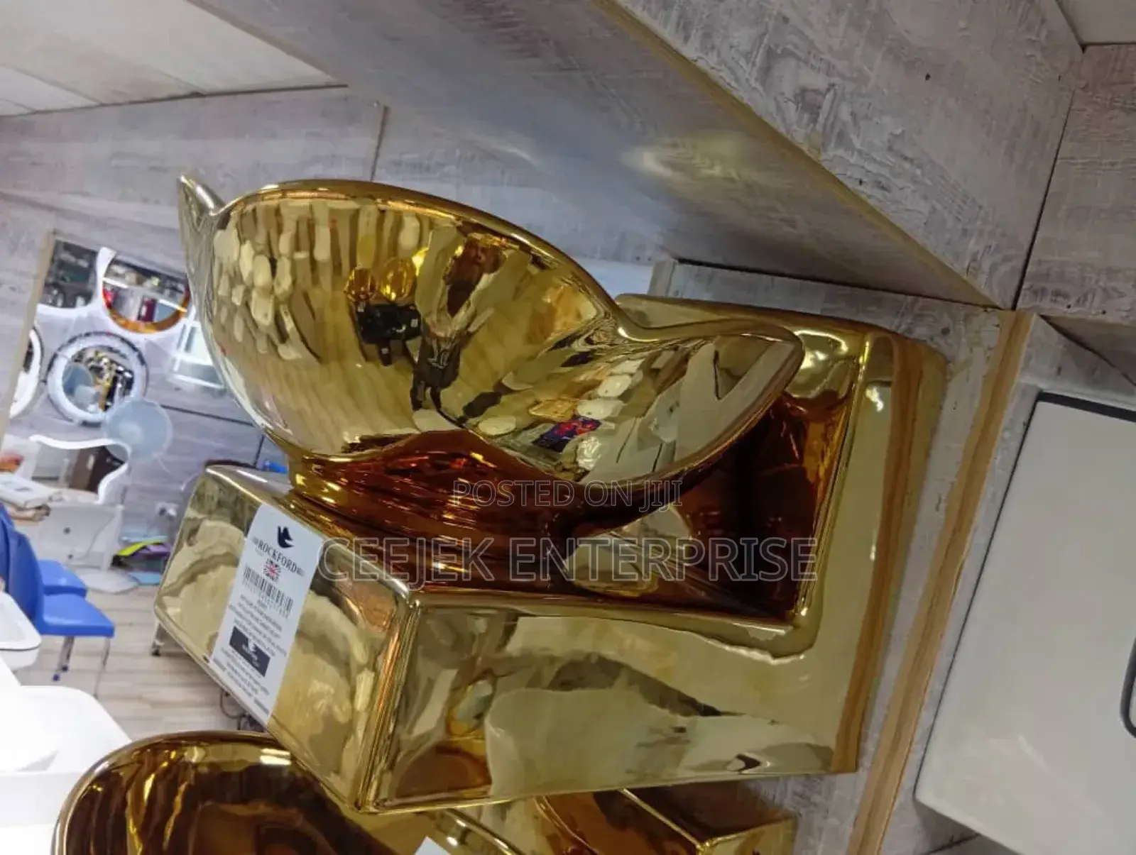 Hand Gold Basin