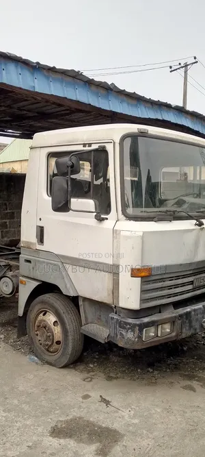 Nissan 6 Tires Truck