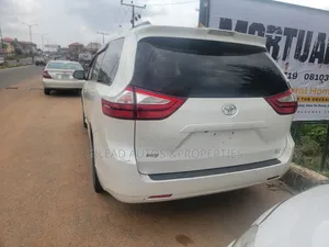 Toyota Sienna XLE Premium (3.5L 6cyl 8A) 2018 White