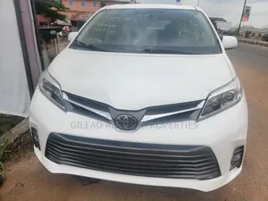 Toyota Sienna XLE Premium (3.5L 6cyl 8A) 2018 White