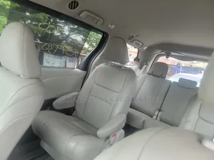 Toyota Sienna XLE Premium (3.5L 6cyl 8A) 2018 White