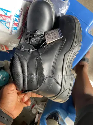 V12 Safety Boot