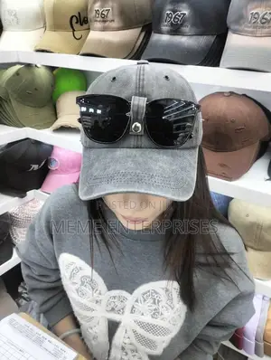 Fashion Cap With Glass Space.