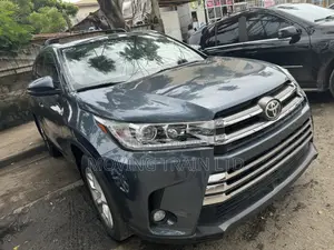 Toyota Highlander XLE 4x4 V6 (3.5L 6cyl 8A) 2018 Blue