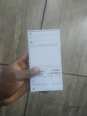 New Apple iPhone 16 128 GB Silver