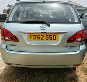 Toyota Avensis Verso 2.0 2001 Green