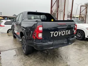 New Toyota Hilux 2022 Black