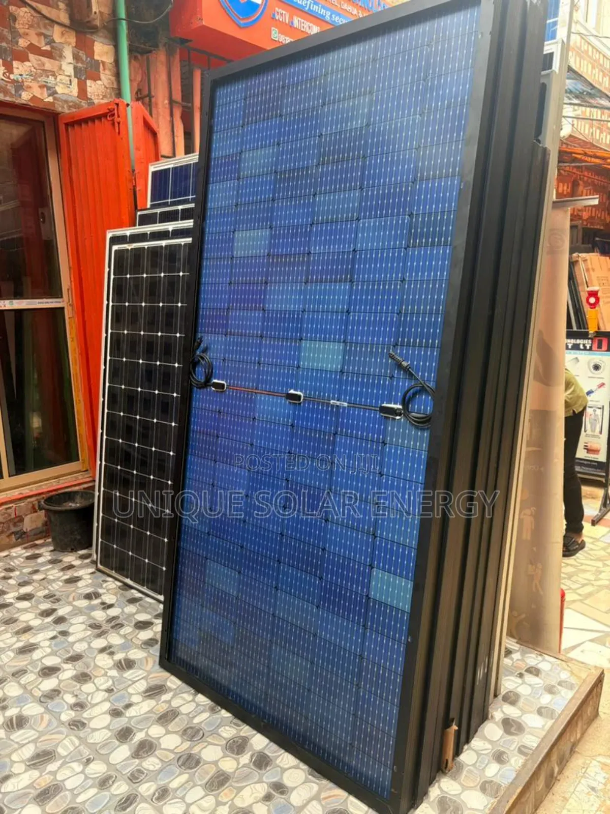 570w Black Frame Bificial Panel