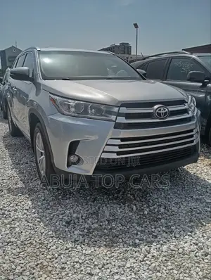 Toyota Highlander XLE 4x4 V6 (3.5L 6cyl 8A) 2018 Gray