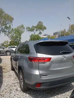 Toyota Highlander XLE 4x4 V6 (3.5L 6cyl 8A) 2018 Gray