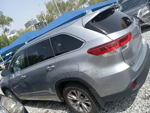 Toyota Highlander XLE 4x4 V6 (3.5L 6cyl 8A) 2018 Gray