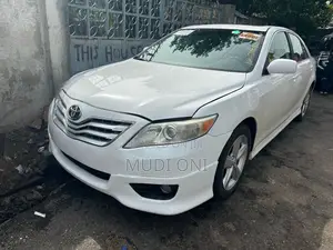Toyota Camry SE V6 4dr Sedan (3.5L 6cyl 6A) 2011 White