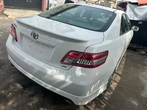 Toyota Camry SE V6 4dr Sedan (3.5L 6cyl 6A) 2011 White