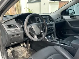 Hyundai Sonata SE 4dr Sedan (2.4L 4cyl 6A) 2015 Gray