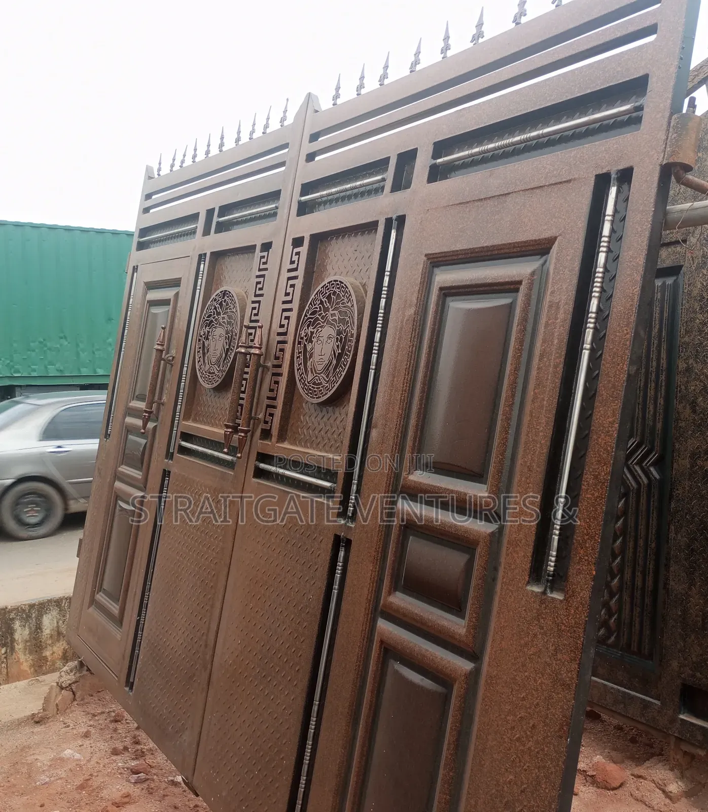 Strong Crested Badge Gate