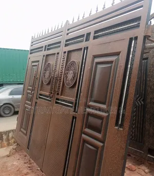 Strong Crested Badge Gate