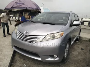 Toyota Sienna 2015 Silver