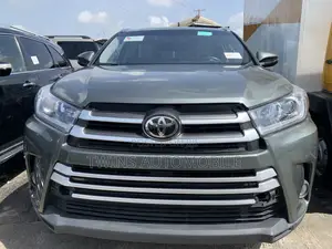 Toyota Highlander XLE 4x4 V6 (3.5L 6cyl 8A) 2017 Green