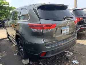 Toyota Highlander XLE 4x4 V6 (3.5L 6cyl 8A) 2017 Green