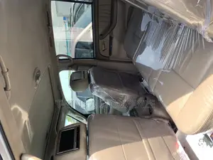 Toyota Sequoia Limited 4dr SUV 4WD (4.7L 8cyl 5A) 2007 Gold