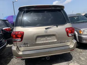 Toyota Sequoia Limited 4dr SUV 4WD (4.7L 8cyl 5A) 2007 Gold