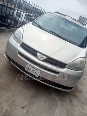 Photo - Toyota Sienna 2005 Silver